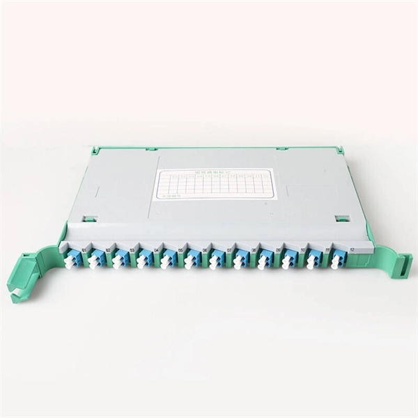 Flexible grounding connection for distribution box